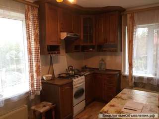 Квартира улучшенной планировки с большой кухней и с участком