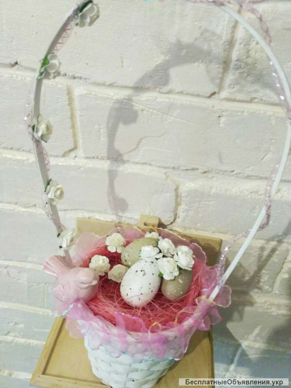 Декоративную бело-розовую корзинку