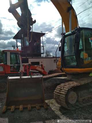 Гусеничный полноповоротный экскаватор JCB JS260LC
