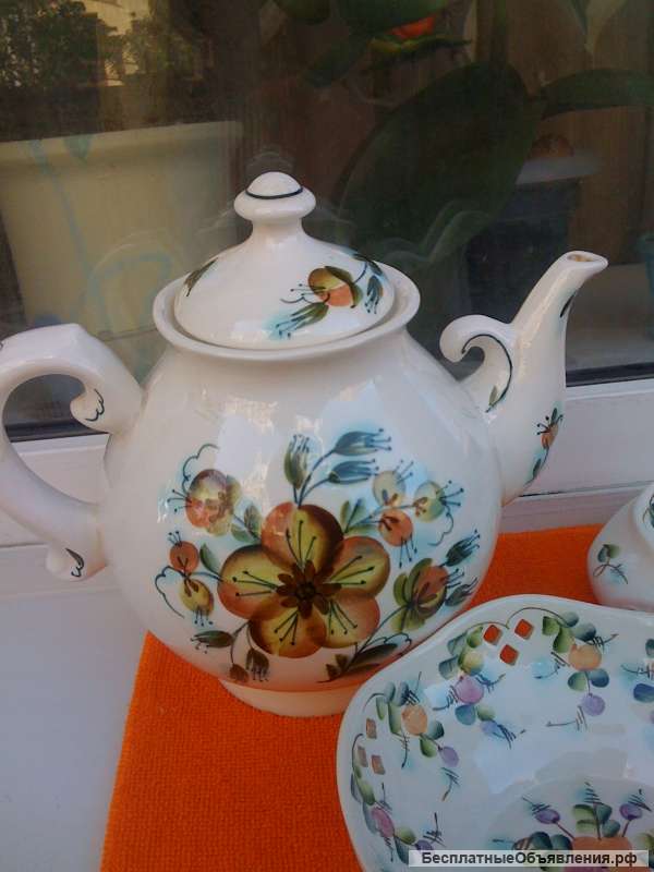 Сервиз семикаракоры новый из 13 предметов-в центре