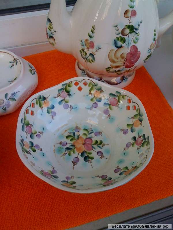 Сервиз семикаракоры новый из 13 предметов-в центре