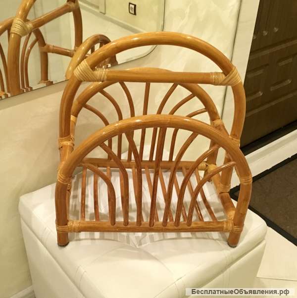 Газетчица из натурального ротанга