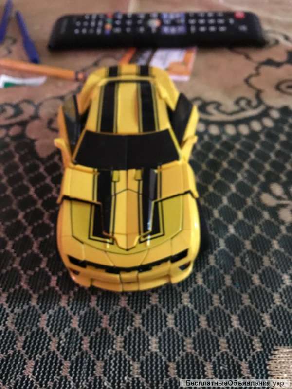Робот-трансформер Бамблби с Сэмом