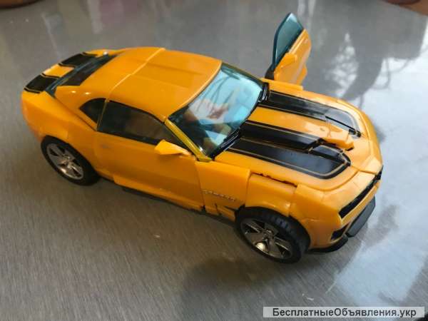 Робот-трансформер Бамблби с Сэмом