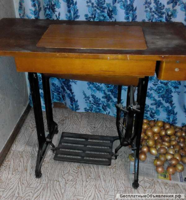 Швейная машина с ножным приводом