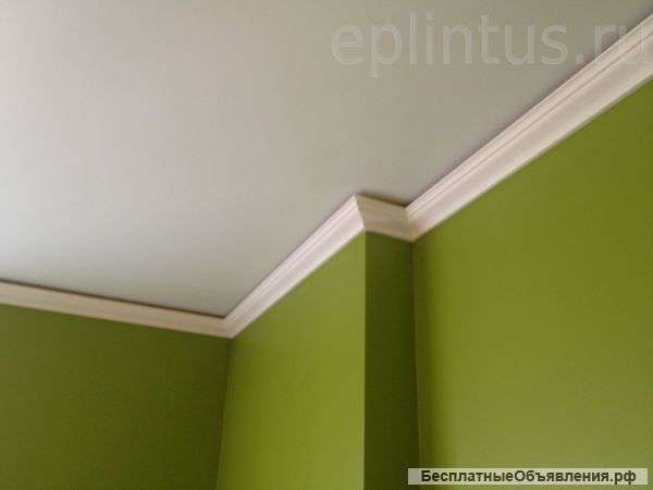 Клеим потолочные плинтуса
