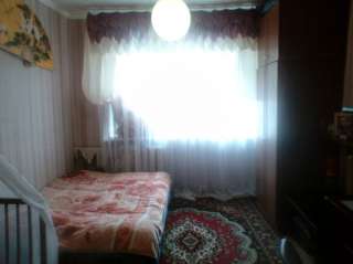 Хорошую комнату с мебелью