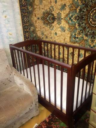 Детская кроватка с маятником