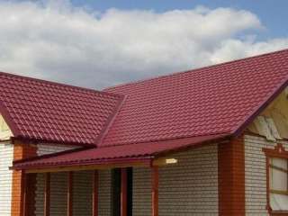 Металлочерепица применяется в качестве покрытия для скатных кровель