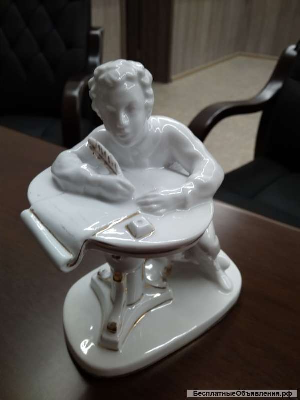 Статуэтка "Юный Пушкин за столом"