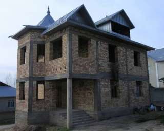 Не достроенный 2 этажный дом в Оше