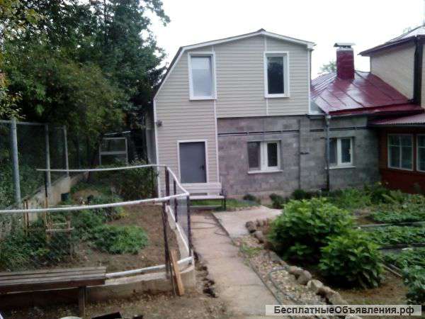 Часть жилого двухэтажного дома с участком