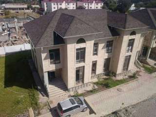 Жилой дом городского типа с небольшим земельным участком/таунхаус