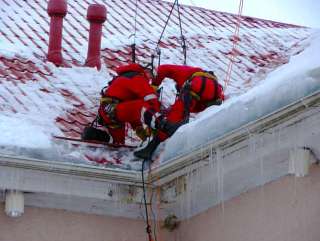Сброс снега с крыш. Чистка и вывоз снега с территорий. Оперативно, качественно без вреда для покрыти