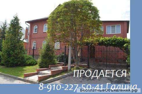 Хороший кирпичный коттедж на отличной улице