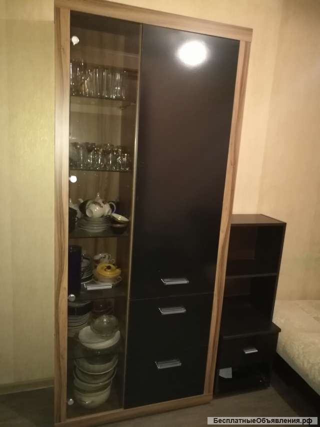Сервант-шкаф со стеклянными полками и деревянной дверцей