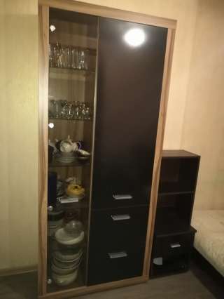 Сервант-шкаф со стеклянными полками и деревянной дверцей