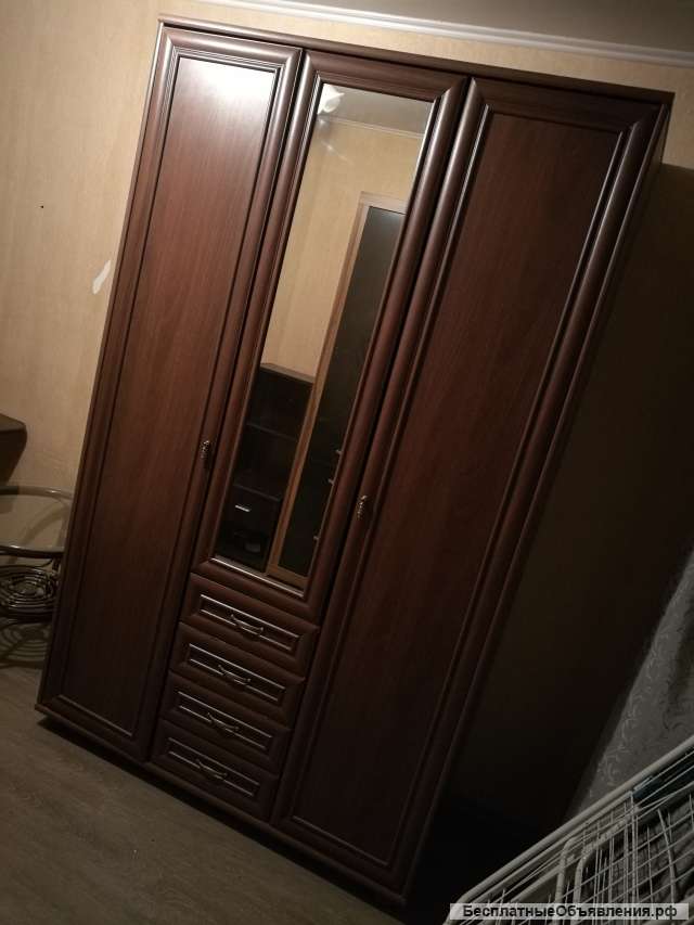 Шкаф с выдвижными ящиками