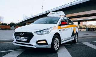 Водитель в такси на служебном автомобиле
