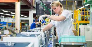 Рабочие на завод холодильников Samsung