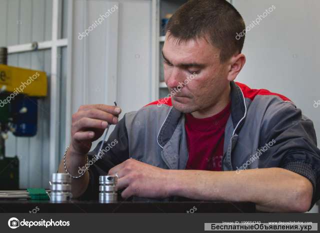 Рабочий на завод деталей в Польшу