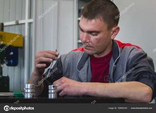 Рабочий на завод деталей в Польшу