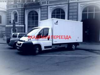 Водитель со своим автомобилем для работы на квартирных переездах