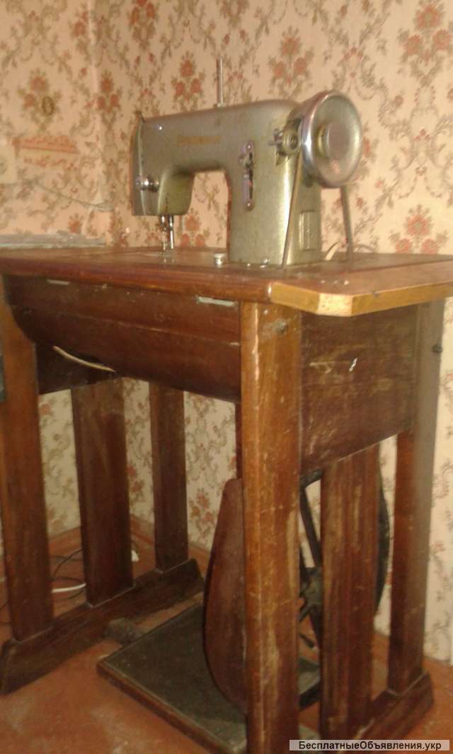 Швейную машинку PANNONIA