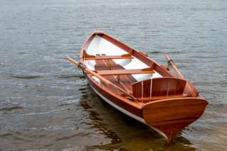 Лодка деревянная гребная