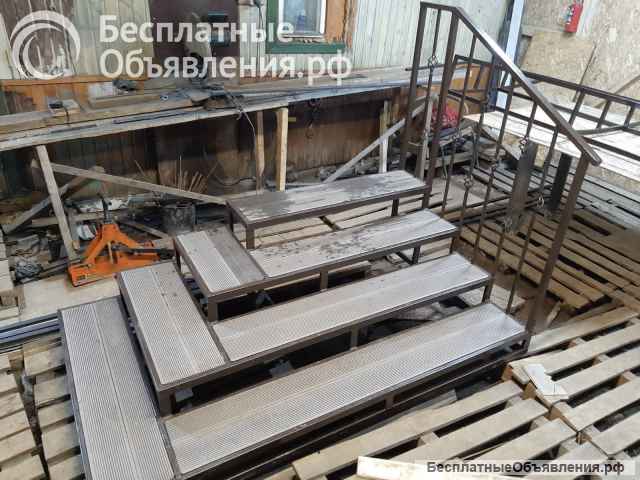 Крылечко, имеющее входы с разных сторон