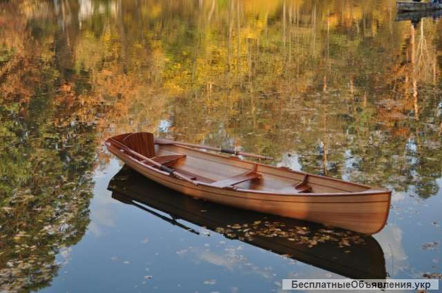 Деревянная гребная лодка