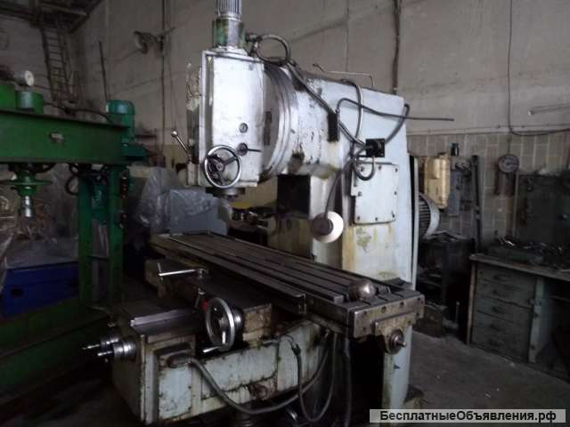 Станок вертикально фрезерный 6Р13