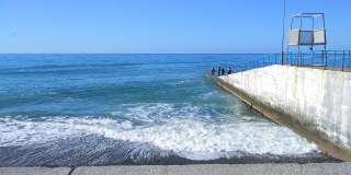 Море и пляж в 100 метров от дома. Новая квартира с современным ремонтом