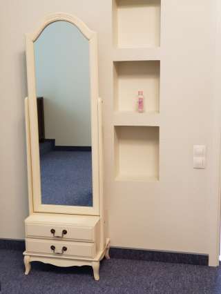 Зеркало на подставке