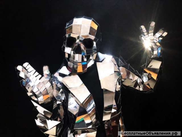 Зеркальные люди на встречу гостей