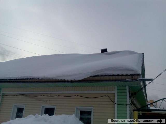 Чистка снега с крыш домов и близлежащей территории