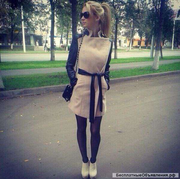 Бежевое пальто с кожаными рукавами