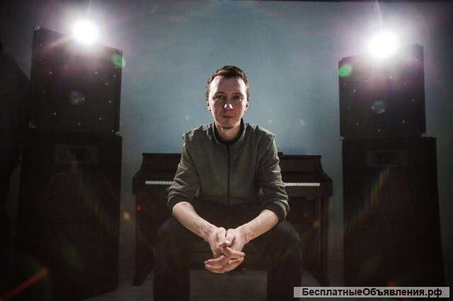 DJ Диджей с оборудованием