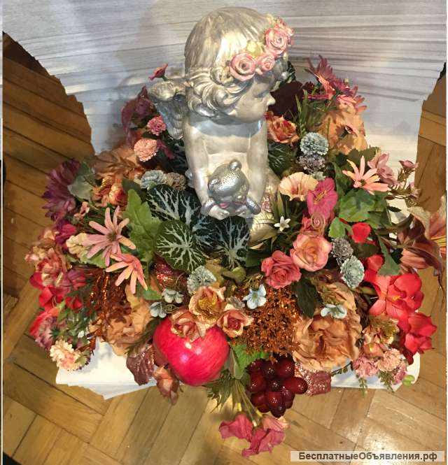 Ангел в цветах и вазу с цветами