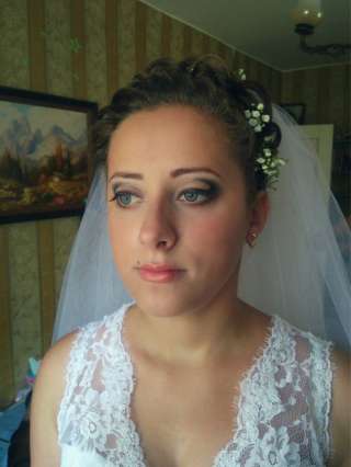 Прическа и макияж на свадьбу от выездной студии