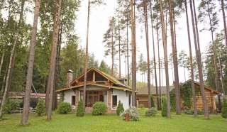 Двухэтажный домик с русской баней и детской площадкой