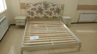 Кровать с прикроватными тумбочками