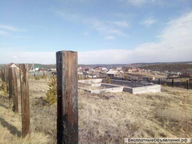 Участок у леса под стройку, 15 мин. город. Фундамент есть.