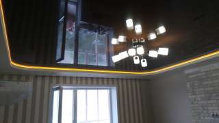 Глянцевый натяжной потолок