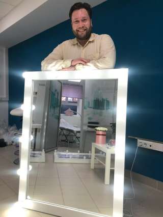 Гримерный (визажный) стол, гримерное и примерочное зеркало с подсветкой из дерева