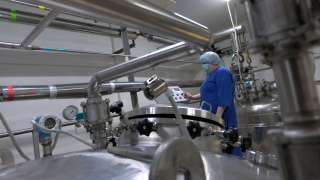 Рабочие на фармацевтический завод