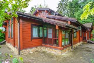 Дом из кленого бруса в стародачном поселке на большом лесном участке