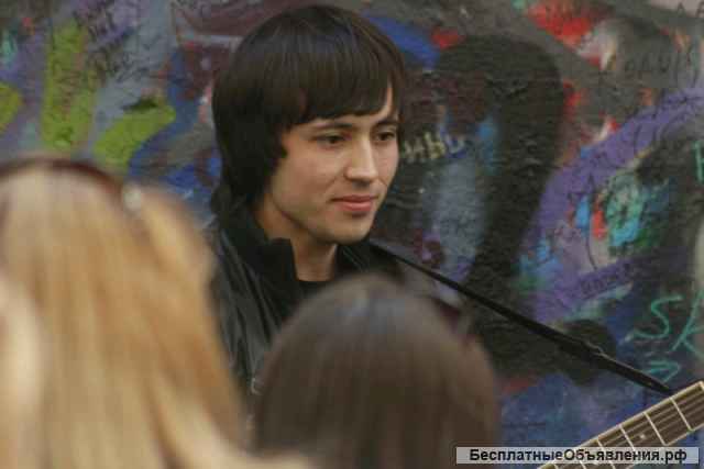 Поёт артист оригинального жанра Мухаммед Фозилов