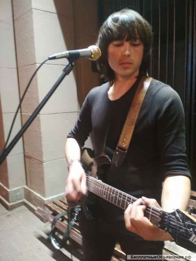 Поёт артист оригинального жанра Мухаммед Фозилов