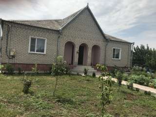 Большой кирпичный дом